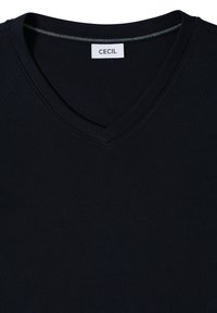 Schwarzes V-Ausschnitt-T-Shirt aus weichem Baumwollmaterial. Einfaches Design mit einem Etikett "CECIL" am Halsausschnitt. Glatte Textur.