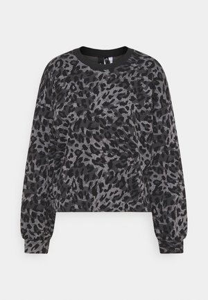 Crop sweatshirt met lange mouwen, zwart-grijze luipaardprint en een zwarte ronde hals, afgebeeld op een effen achtergrond.
