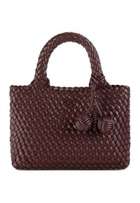 Geweven bordeaux handtas met twee lusvormige handvaten, voorzien van een gestructureerde afwerking en decoratieve knopenaccenten met afgeronde vormen.