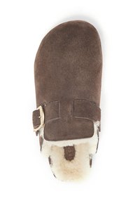 Pantoufle en daim marron avec une douce doublure en fourrure blanche, deux sangles ajustables et un détail de boucle sur le côté. Design à bout rond.