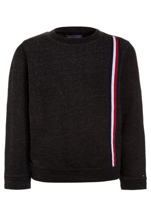 Mørkegrå langærmet sweatshirt med rund halsudskæring, med lodrette røde, hvide og blå striber langs højre skulder og side.