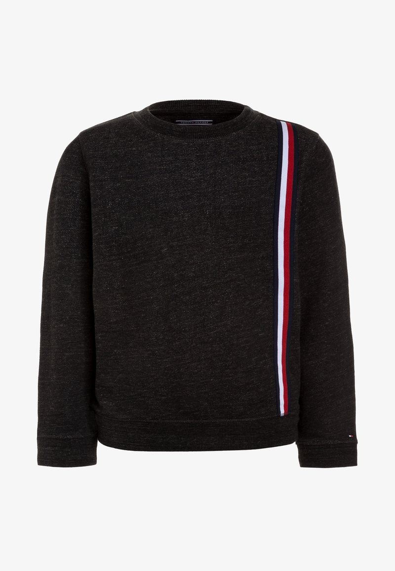 Sweat-shirt gris foncé à manches longues avec col rond, avec des rayures verticales rouges, blanches et bleues le long de l'épaule droite et du côté.