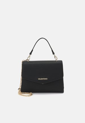 Sort lædertaske med en fold-over klap, guld hardware og en aftagelig kædestaft. Mærket "Valentino" præget i guld.