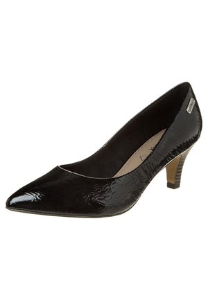 Escarpin pour femme en cuir verni noir avec bout pointu et talon moyen empilé, comportant une petite étiquette métallique de la marque près du talon.