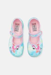 Jasnoniebieskie i różowe bawełniane baleriny z efektem tie-dye, z wzorem flaminga i napisem "WILD & FREE."