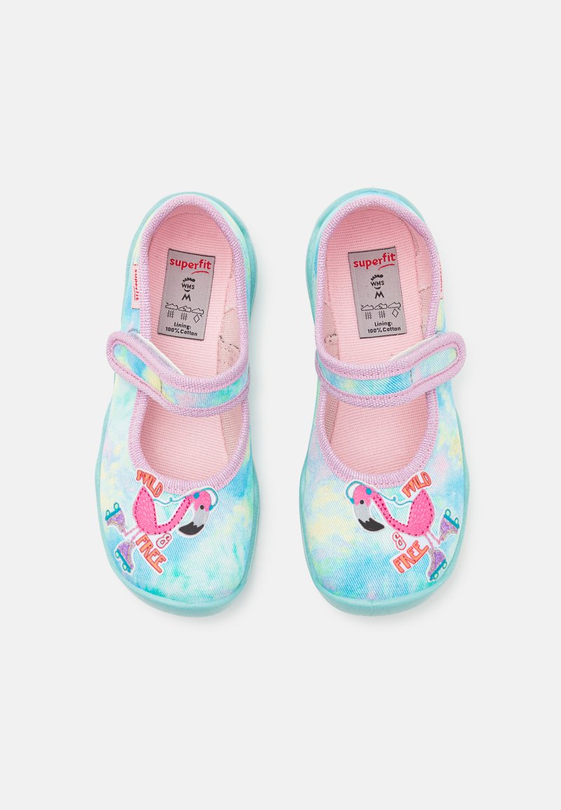 Jasnoniebieskie i różowe bawełniane baleriny z efektem tie-dye, z wzorem flaminga i napisem "WILD & FREE."