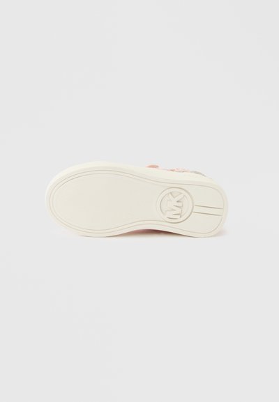 Σόλα ελαφριά ροζ αθλητικού παπουτσιού με υφή για κράτημα και κυκλικό λογότυπο MK ανάγλυφο κοντά στη φτέρνα σε λευκό φόντο.