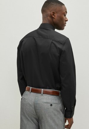 TEXTURED  REGULAR FIT SINGLE CUFF - Camicia - black