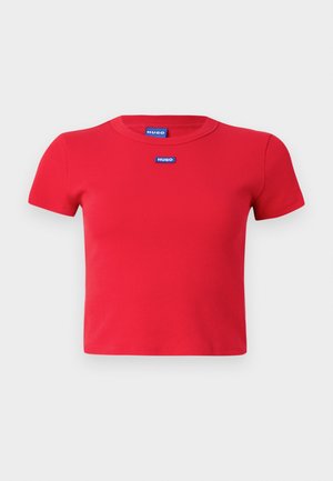T-shirt rossa attillata con maniche corte, realizzata in materiale a coste, con scollatura rotonda, caratterizzata da un logo HUGO blu ricamato sul davanti.
