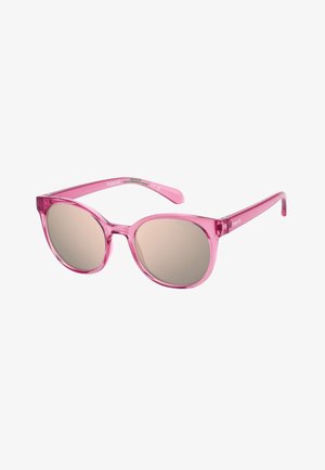 Occhiali da sole rosa traslucidi a forma di occhio di gatto con lenti specchiate e marchio "Polaroid" sulla stanghetta e all'interno dell’asta.