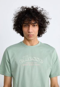 Ellesse QUESCO TEE - Apdrukāts T-krekls - green