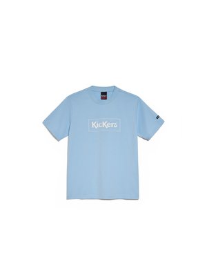 Camiseta de algodón azul claro con cuello redondo, mangas cortas y el logotipo blanco de "Kickers" dentro de un cuadro rectangular en la parte delantera.