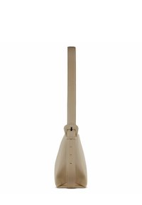 Borsa a tracolla in pelle beige con una silhouette piatta, tracolla regolabile e un profilo strutturato. Texture liscia con hardware minimale.