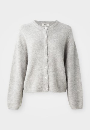 Grå ull cardigan med lange ermer, rund hals og syv store hvite knapper foran. Myk, teksturert finish.