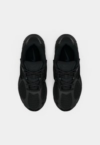 Μαύρα αθλητικά παπούτσια με επάνω μέρος από δίχτυ, υφή με λεπτομέρειες και κλείσιμο με κορδόνια. Λογότυπο στη γλώσσα και στις πλευρές· ελαστική σόλα με έντονο πέλμα.