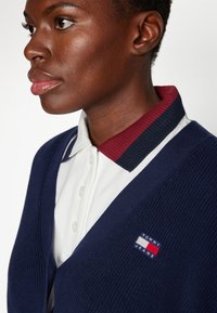 Tommy Jeans FLAG BADGE CARDIGAN - Kardigán - dark night navy