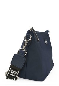 Bolsa de satchel de nailon en color azul marino con un zipper y herrajes de clip en plata, con una correa texturizada con un patrón de logotipos. Diseño compacto y angular.