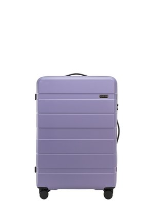 Valigia rigida di colore lavanda, con scanalature orizzontali, maniglia superiore e quattro ruote nere per la mobilità. Logo del marchio sulla parte anteriore.