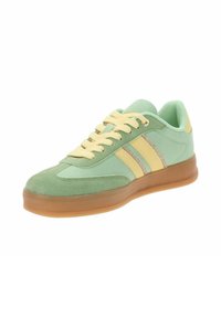 Zielone zamszowe sneakersy z żółtymi akcentami, trzema ukośnymi pasekami i gumową podeszwą. Posiadają wyściełany kołnierz i płaskie sznurowadła.