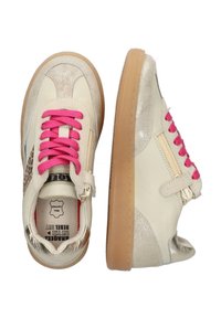 Beige sneakers met roze veters, glinsterende accenten en een panterprintpaneel. Voorzien van een gestructureerde bovenkant en een rubberen zool.
