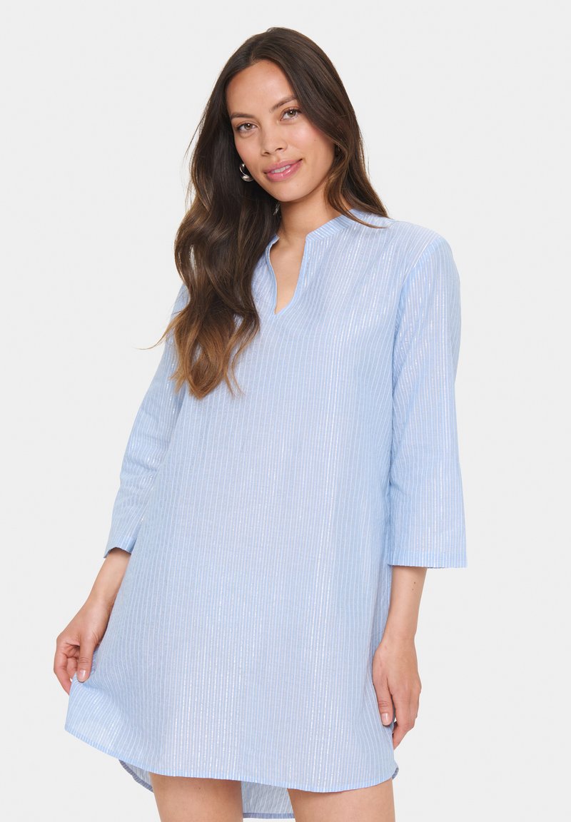 Hellblaues Tunika-Kleid mit Kragen, vertikalen Streifen, Dreiviertelärmeln und lockerer Passform. Weicher, strukturierter Stoff.