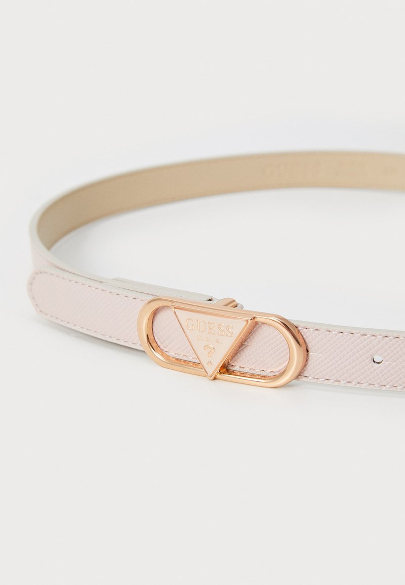 Cintura in pelle sintetica rosa con una fibbia triangolare color oro rosa con la scritta "GUESS U.S.A." in rilievo e un accento testurizzato sulla cinghia.