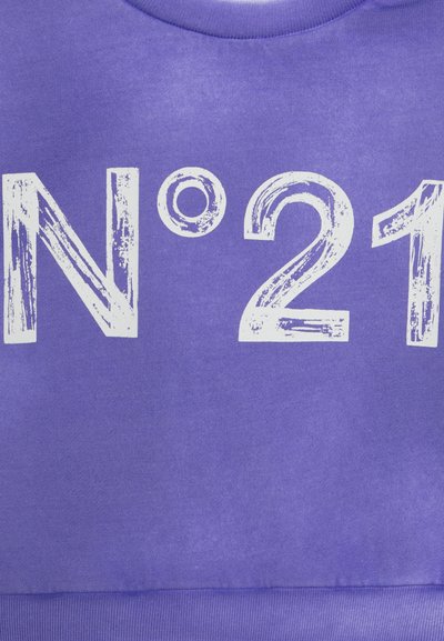 Lila sweatshirt med vit slitna texten "N°21" framtill. Tyget har en slät yta med ribbad fåll.