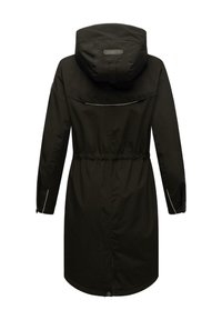 Zwarte waterdichte parka met een getailleerde taille, capuchon en reflecterende details. Heeft lange mouwen en een afgeronde zoom. Gladde textuur.