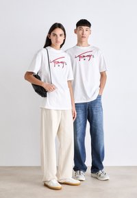 Tommy Jeans SIGNATURE TWIST TEE UNISEX - Tričko s potlačou - white
