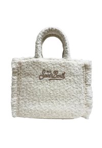 Sac à main blanc texturé avec des bords à franges et une poignée arrondie. Présente le logo "Saint B" brodé en marron clair sur le devant.