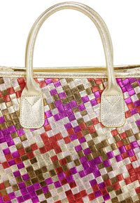Metallische Handtasche mit einem geflochtenen Muster in Pink, Rot, Gold und Silber. Sie hat zwei goldene Griffe und Lederakzente.