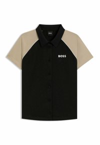Svart polo med korta ärmar, beige axelpaneler och en strukturerad mönster. Har en vit "BOSS"-logotyp och knappstängning.