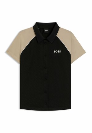 Musta polo-paita lyhyillä hihoilla, vaaleanbeigeillä olkapehmusteilla ja teksturoituna kuviona. Varustettu valkoisella "BOSS"-logolla ja nappikiinnityksellä.