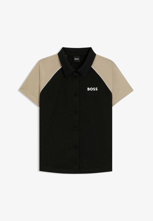 Zwart poloshirt met korte mouwen, beige schouderpanelen en een gestructureerd patroon. Voorzien van een wit 'BOSS' logo en knoopsluiting.