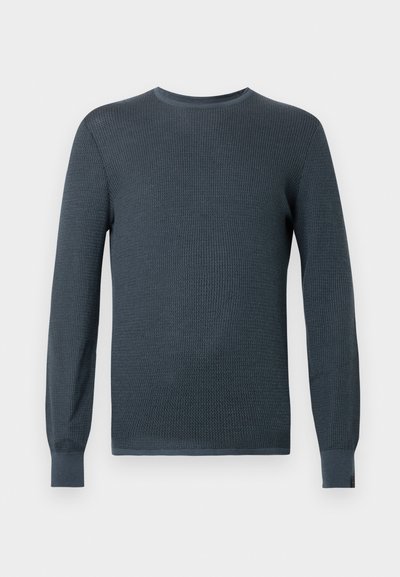 Dunkelgrauer, langärmeliger Strickpullover mit Rundhalsausschnitt, der ein strukturiertes Muster und gerippte Bündchen aufweist. Der Stoff wirkt leicht.