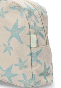Bolsa de lona con un fondo beige, que presenta un estampado de estrella de mar azul y un cierre de cremallera. Incluye una pequeña etiqueta en el lateral.
