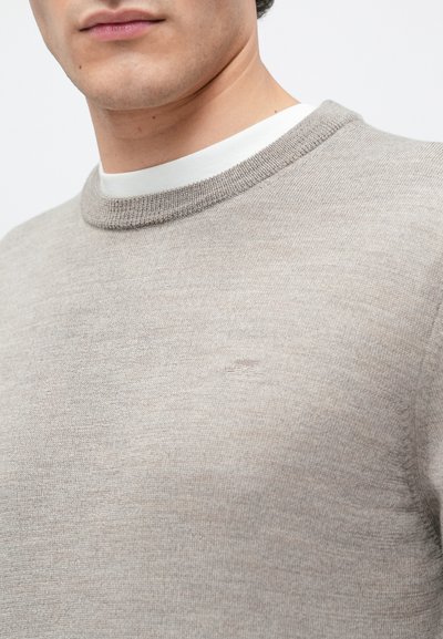 Suéter tricotado cinza claro com um clássico decote redondo e uma textura subtil. Pequeno logótipo da marca perto do peito; acabamento em tecido macio.