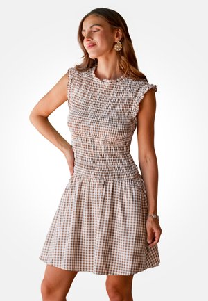 Gebreide jurk met bruin-wit ruitpatroon, voorzien van een aansluitend lijfje en een uitlopende rok met ruches aan de mouwen, gemaakt van lichtgewicht stof.