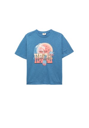 Blauwe korte mouwen t-shirt met tropisch Hawaii ontwerp, featuring een golf, palmboom, ananas, zonsondergang en vogels.