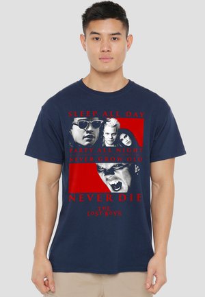 Cotton Soul, THE LOST BOYS/NEVER DIE - Print T-shirt - dark blue