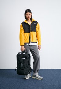 The North Face BASE CAMP VOYAGER DUFFEL 42L UNISEX - Utazótáska - black/white