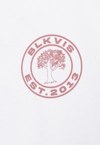 Biely bavlnený tričko s okrúhlym logom v jemnej ružovej farbe, centrálnym dizajnom stromu a textom "BLK VIS" a "EST. 2013".