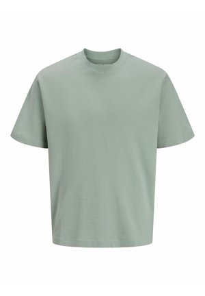 Prosty jasnoliści T-shirt z krótkim rękawem i okrągłym dekoltem, o luźnym kroju, prezentowany na białym tle.