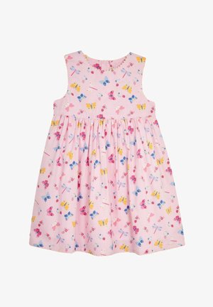 Vestido rosa sin mangas con falda fruncida, adornado con mariposas multicolores, flores y libélulas en un patrón juguetón.