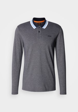 Dlhý rukáv polo tričko v tmavosivej látke, s modro-čiernym golierom, dvoma gombíkmi a jemným logom na hrudi.