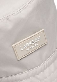 Svetlošedý, vodeodolný klobúk v tvare vedra so šitým okrajom, s obdĺžnikovou nášivkou v off-white farbe s textom "LARKSON HAMBURG."