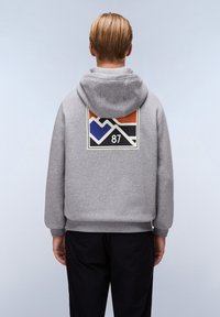 Grijze hooded sweatshirt met een grafische print op de achterkant, featuring geometrische vormen in oranje, blauw en zwart. Zacht, gestructureerd materiaal.