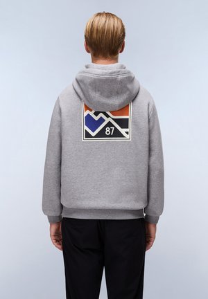 Grijze hooded sweatshirt met een grafische print op de achterkant, featuring geometrische vormen in oranje, blauw en zwart. Zacht, gestructureerd materiaal.