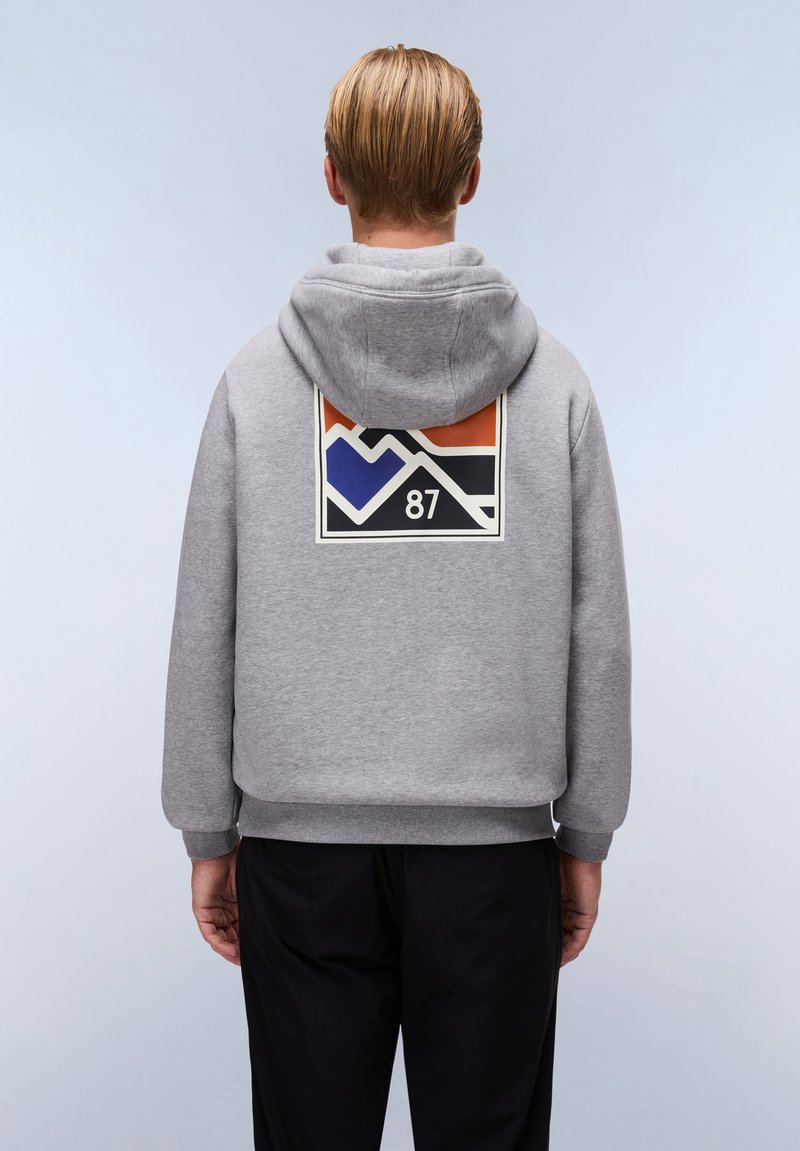 Sweatshirt à capuche gris avec une impression graphique au dos mettant en avant des formes géométriques en orange, bleu et noir. Matériau doux et texturé.