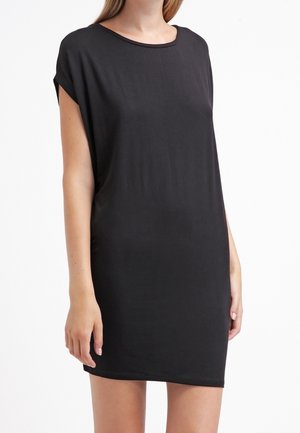 Sort kjole med korte ærmer lavet af glat stof. Enkel rund halsudskæring, afslappet pasform og knælængde uden synlige mønstre eller detaljer.